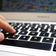 Adobe Creative Cloud のソフトが全て英語のメニューになってしまったので日本語に変更する。